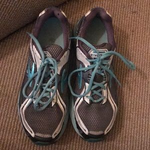 Brooks tennis shoes